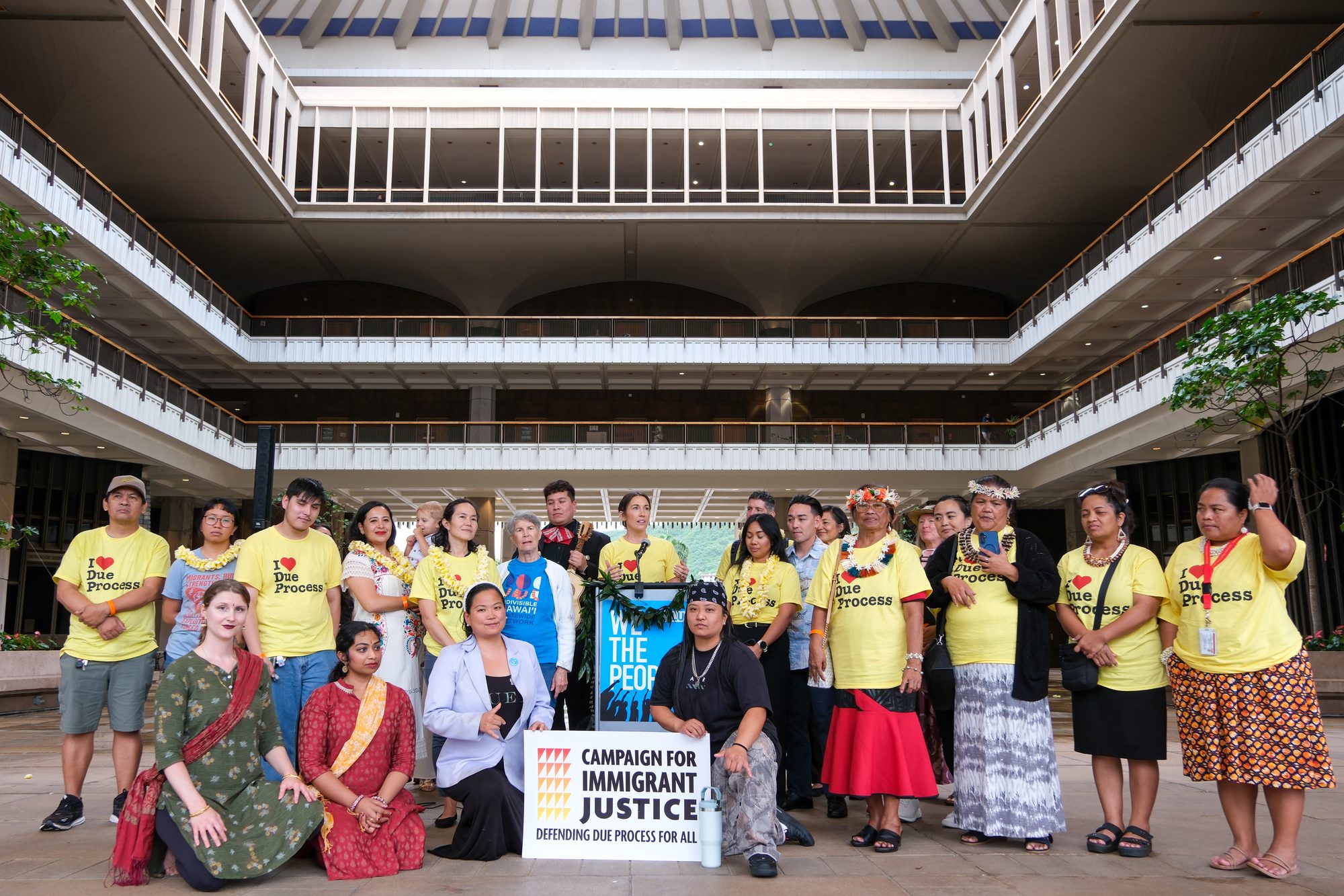 Simpatizantes de la Campaña por la Justicia para Inmigrantes con camisetas de I ♥ Due Process llenando la rotonda del Capitolio Estatal de Hawaiʻi